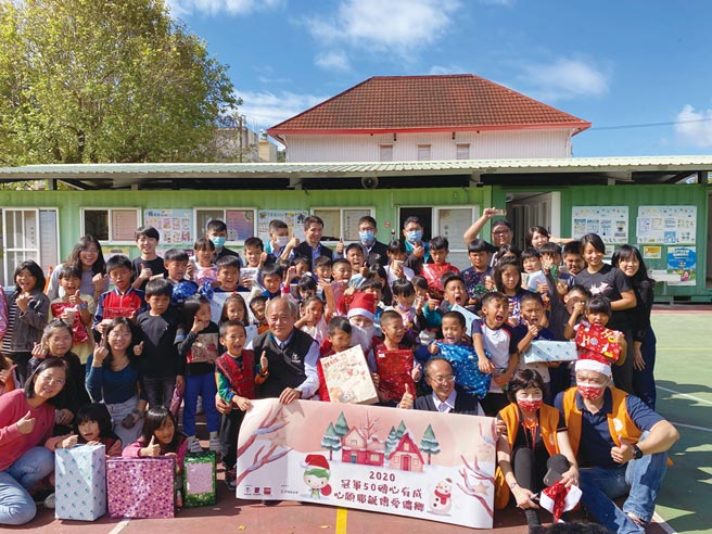 冠军建材同仁与经销商亲送圣诞礼物给屏东丹路国小的学童。图／业者提供