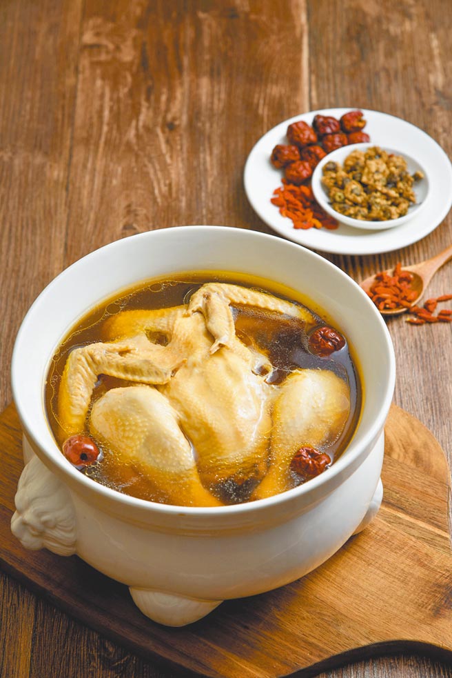 『苗栗十八乡镇特色菜料理』之公馆红枣炖鸡汤。(全国球场提供)