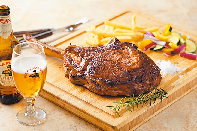 全国球场古斯托餐厅特推『伊比利美食节』主菜之战斧牛。(全国球场提供)