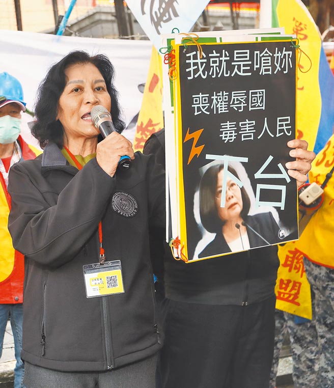 立法院会24日处理攸关莱猪进口的9项行政命令，前新闻局长锺琴在立法院大门口表达反对莱猪进口的诉求，她拿着标语呛蔡英文毒害人民，要求蔡下台。（刘宗龙摄）