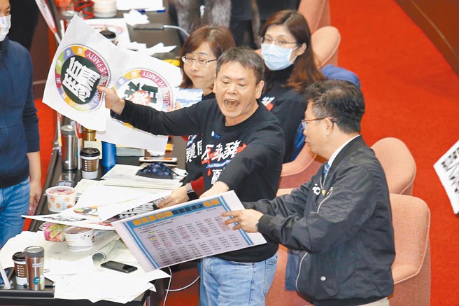 立法院24日院会针对莱猪相关法案与9项行政命令进行表决大战，民进党立委郭国文（右）与国民党立委林为洲（左）互呛双标党。（姚志平摄）