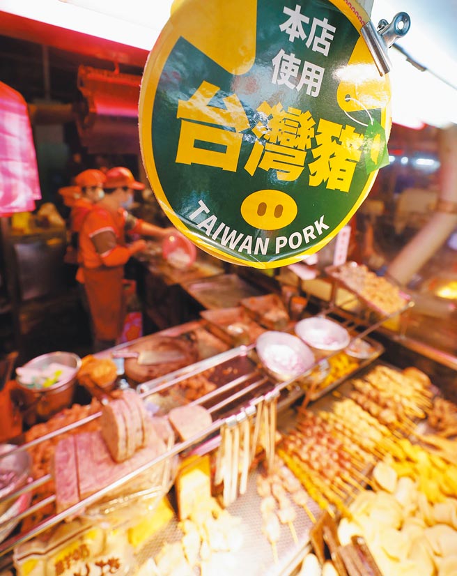 立法院24日表决攸关莱猪进口9项行政命令，全联表态不卖莱猪，北市府更要求各大卖场标示「不含莱专区」。图为民间业者超前部署，在夜市美食摊贴出台湾猪标章。（季志翔摄）