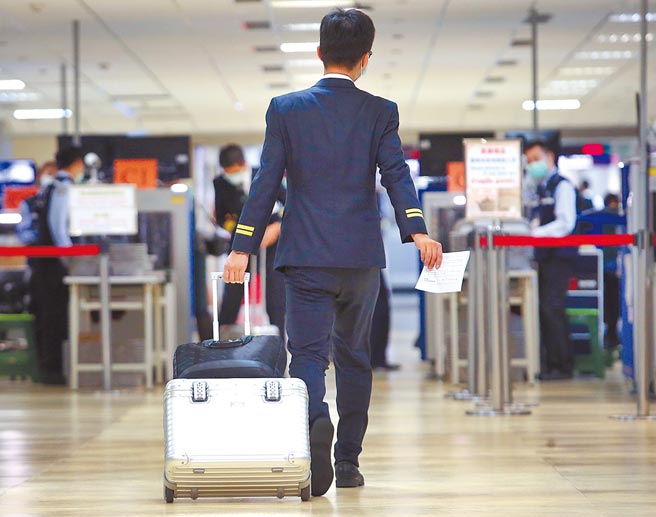 长荣航空对机组员下达耶诞、跨年活动的禁趴令。图为1名长荣航空机组员结束飞行任务后，在桃园机场准备入境。（范扬光摄）