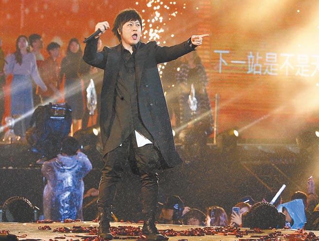 「五月天」原訂今起在桃園國際棒球場一連舉辦6場演唱會，昨宣布前3場演出延期。圖為五月天前年底參加台北跨年晚會。（本報資料照片）