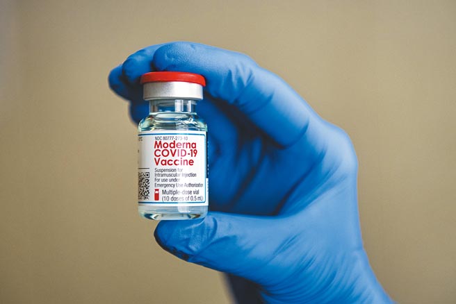 专家直言，台湾的疫苗政策一路以来，从数量、品牌、何时开打，一路都是「最高机密」，指挥中心却封闭沟通大门，对于国人健康并非好事。（美联社）