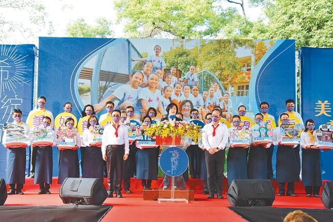 彰化县长王惠美就职2周年，化身行政主厨，以上菜秀方式端出12道县政大菜。（吴建辉摄）