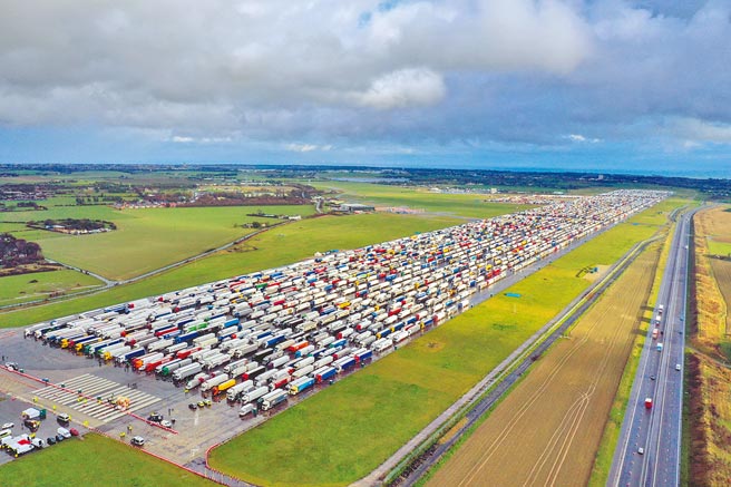 英国遭邻近的法国暂时切断交通往来，货柜卡车被挡在边界附近。图为被设为「应急停车场」的英国肯特郡曼斯顿旧机场。（美联社）
