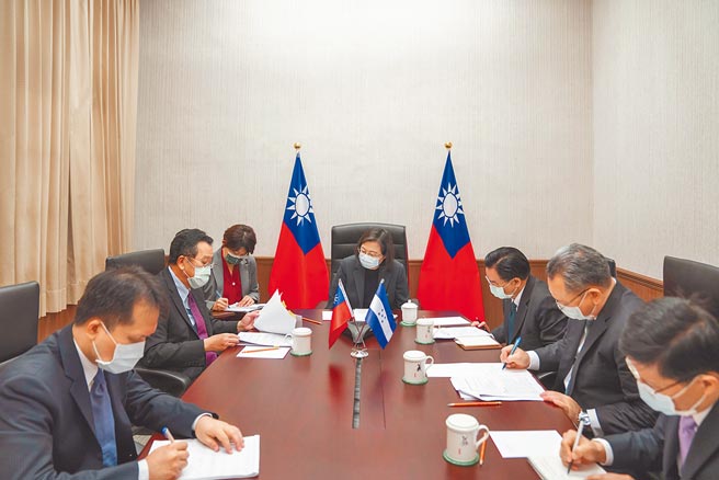 总统蔡英文（中）24日与宏都拉斯共和国总统叶南德兹越洋通话，蔡总统期盼宏都拉斯在11月遭逢两次飓风重创后，人民生活能够尽速恢復正常。（总统府提供）