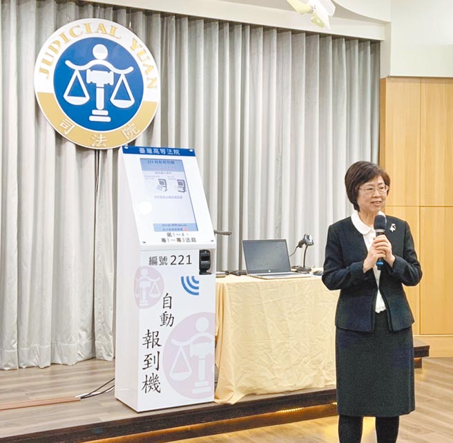 未来民眾到法院报到，可用通知书或传票上的条码，到自动电子报到机扫描就可完成报到，图为司法院副秘书长叶丽霞说明。（司法院提供）