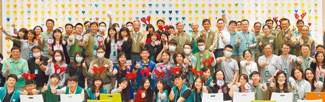 玉山金控连续9年举办「资源流通爱心义卖活动」，为弱势学童的学习成长尽一份心力。（玉山提供）