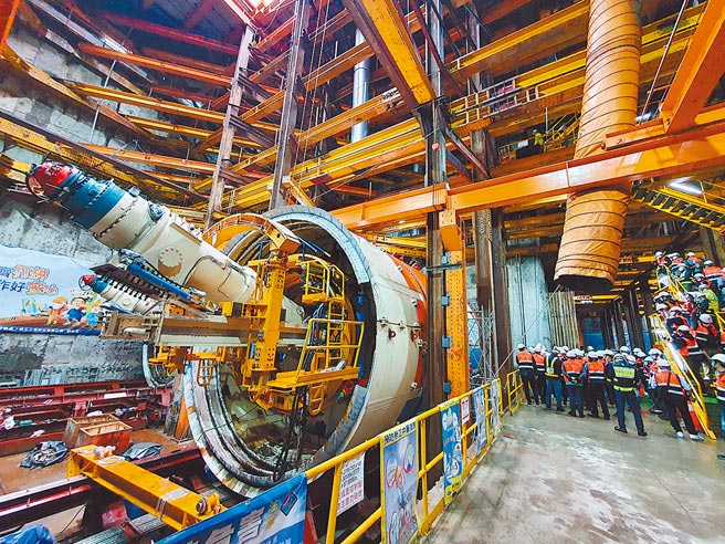 新北市長侯友宜24日上午前往捷運萬大線永平國小站視察，了解新北境內首座潛盾機發進準備作業。（葉書宏攝）