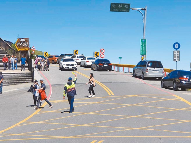 中横公路合欢山段，元旦假期预估涌入大批人车，警方规画34处交通疏导热点。（新城警分局提供／王志伟花莲传真）