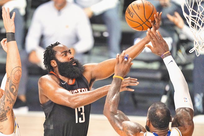 火箭「大鬍子」哈登因為違反NBA防疫規定，被罰款5萬美元。（美聯社）