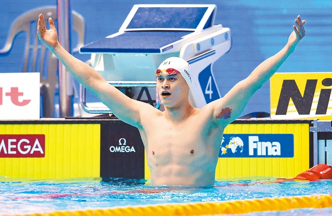 大陸奧運3金游泳名將孫楊，因違抗藥檢遭國際體育仲裁法庭（CAS）判決禁賽8年處分，日前瑞士聯邦最高法院決定撤銷對孫楊禁賽8年處分，但CAS決定擇日重審，孫楊恐難逃禁賽命運。（新華社）