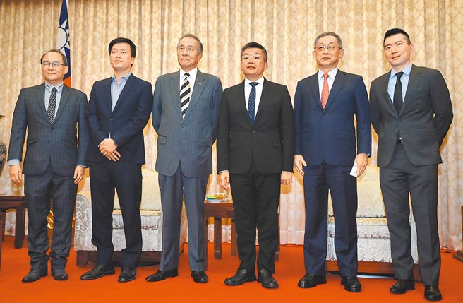 中华职棒5球团代表统一狮领队苏泰安（左起）、乐天桃猿领队刘玠廷、中信兄弟常务理事冯寄台、味全龙共享棒球董事长徐文芳、富邦悍将领队蔡承儒24日拜会立法院副院长蔡其昌（右三）。（刘宗龙摄）