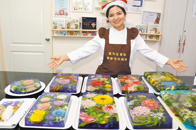 卞柔匀手作的3D艺术果冻，各式花卉鸟兽色彩缤纷、栩栩如生。（戴上容摄）