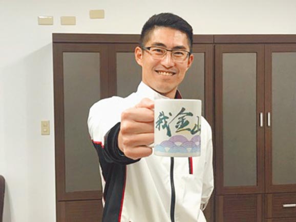 金山区长廖武辉在圣诞前夕前往金山分馆办理借阅证后，前往3楼「生活创客工坊」免费使用机器客制化打造「我金山我骄傲」马克杯送给自己当圣诞礼物。（金山区公所提供／李俊淇新北传真）