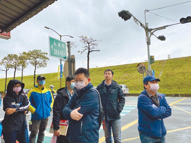 新北交通警察大队、交通局等单位24日上午到芦洲区环堤大道、永乐街38巷45弄口3度会勘，最后做出路口不封闭结论。（戴上容摄）