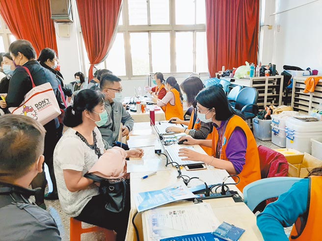 雇主雇用公立就业服务机构推介之中高龄者，每可领奖助金最高可领18万元。（吕筱蝉摄）