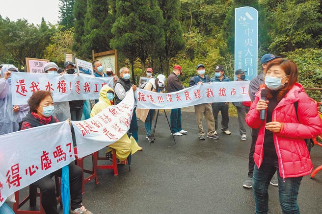 广福监察人江秋香（右）带队在中央大贝山矿泉水公司前抗议，指控克缇总裁陈武刚设局併吞广福，不时高喊「还我水权、还我工厂！」（罗浚滨摄）