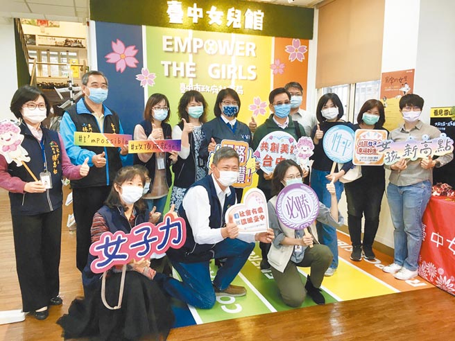 台中市议会民政委员会前往台中女儿馆考察，一行人对馆内设施及规画课程等都给于高度肯定。（陈世宗摄）