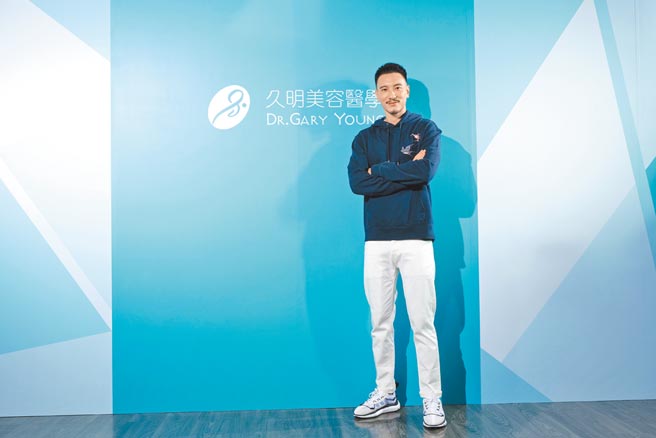 王阳明昨表示1岁女儿在耶诞节生日，全家总动员庆生。（久明美容医学提供）