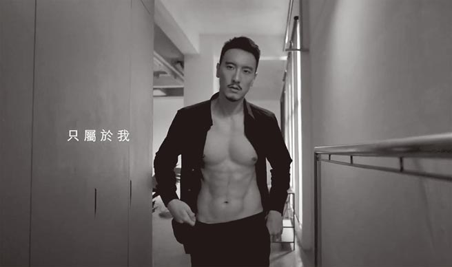 王阳明为拍广告练出结实腹肌。（久明美容医学提供）