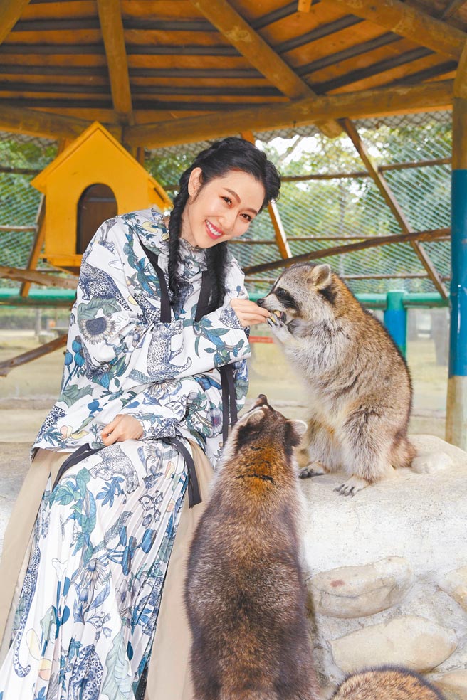 曾莞婷昨开心与小浣熊互动。（三立提供）