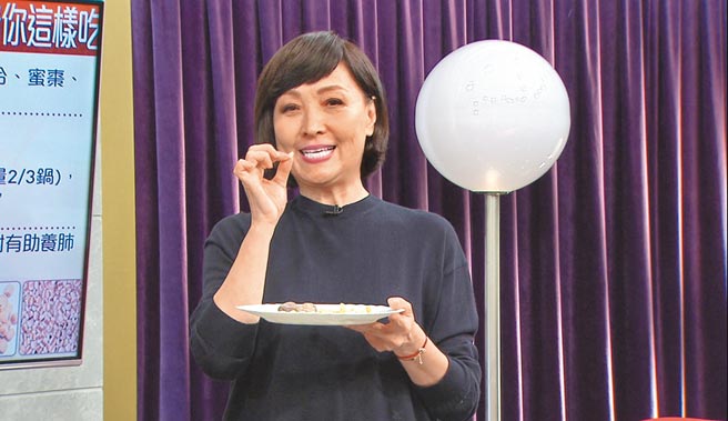 宝妈近日上节目传授煲汤撇步。（年代提供）