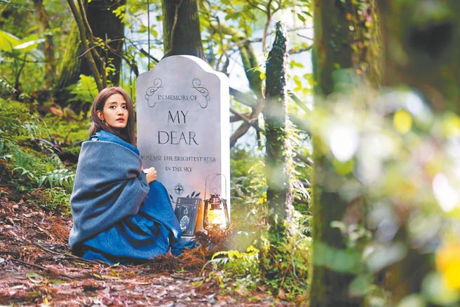 李宣榕日前到阳明山上的黑森林拍MV。（福茂唱片提供）