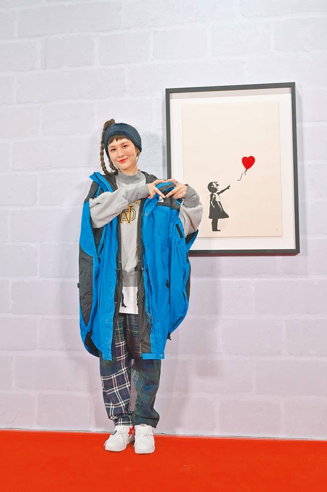 魏如昀昨抢先欣赏《I LOVE Banksy特展》。（宽宏艺术提供）