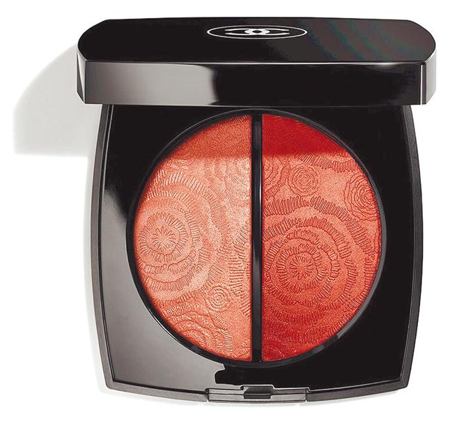 香奈儿花酿双色颊彩盘（限量），2270元。（香奈儿提供）