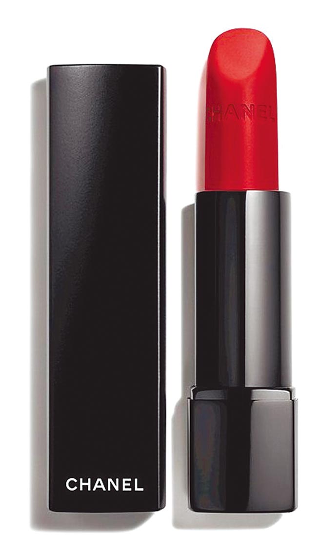 香奈儿超炫耀的极致丝绒唇膏#134洛神花酿，1350元。（香奈儿提供）
