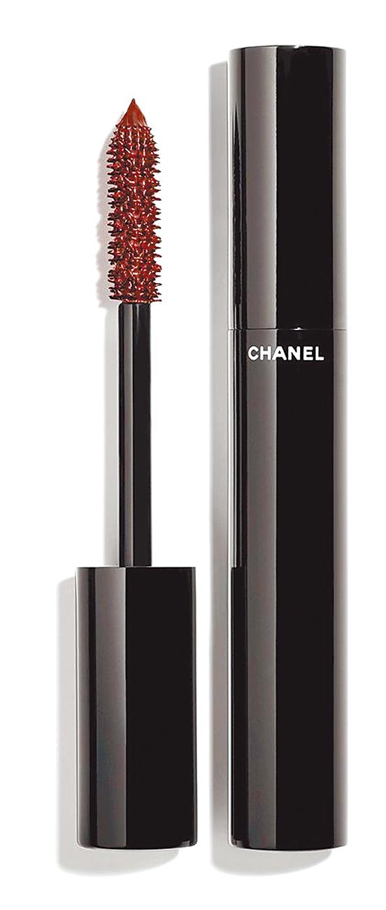 香奈儿完美比例浓密睫毛膏#120乌龙蜜桃（限量），1230元。（香奈儿提供）
