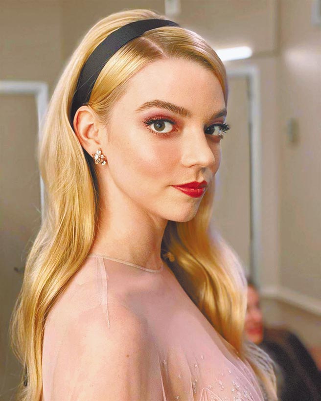 女星安雅泰勒喬伊使用頂級彩妝香緹卡出席電影《艾瑪Emma》首映。（香緹卡提供）