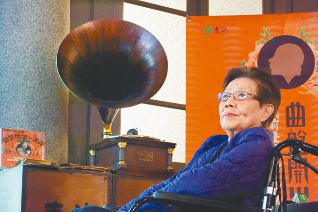 唱红〈日日春〉的第一代流行女歌手莺莺，今年正好百岁，身体依然健朗。（姚志平摄）