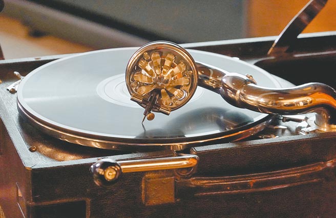 百年留声机播放着百年前的78转虫胶曲盘，绞紧发条，桃花心木喇叭放送出台语歌，声音饱满。（姚志平摄）