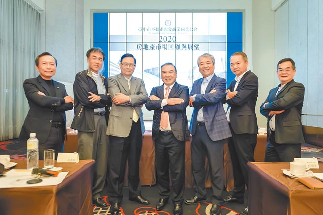 臺中市不动产开发公会理监事对明年台中房市深表乐观。图／黄绣凤