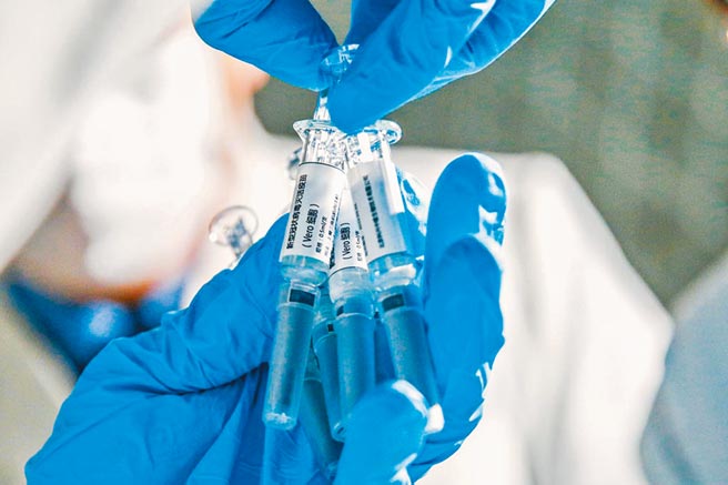 科兴中维工作人员展示新型冠状病毒灭活疫苗样品。（新华社资料照片）