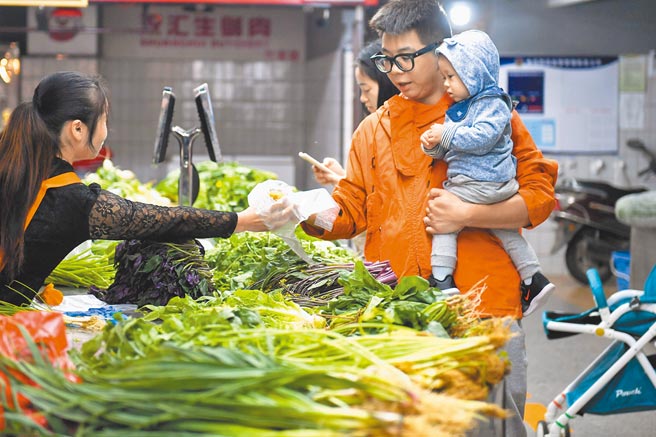 人行首次开出罚单，四家公司因拒收现金被处罚。（新华社资料照片）