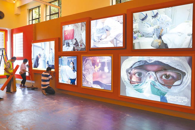 8月24日，「我们眾志成城」上海防控新冠肺炎疫情主题展览。（中新社）