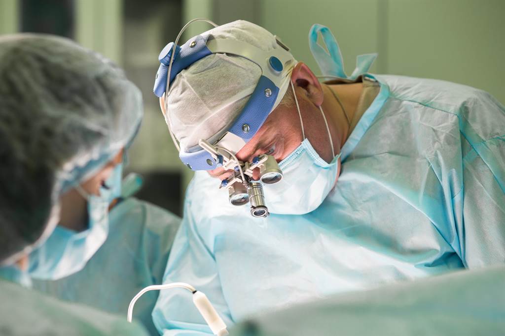 英國一名醫生竟在手術中於患者的肝臟上簽名留念。(示意圖／達志影像)
