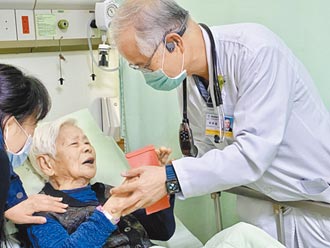 93歲阿嬤 首次用健保卡