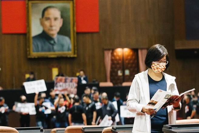 民进党立委林淑芬（前）。（图为资料照）