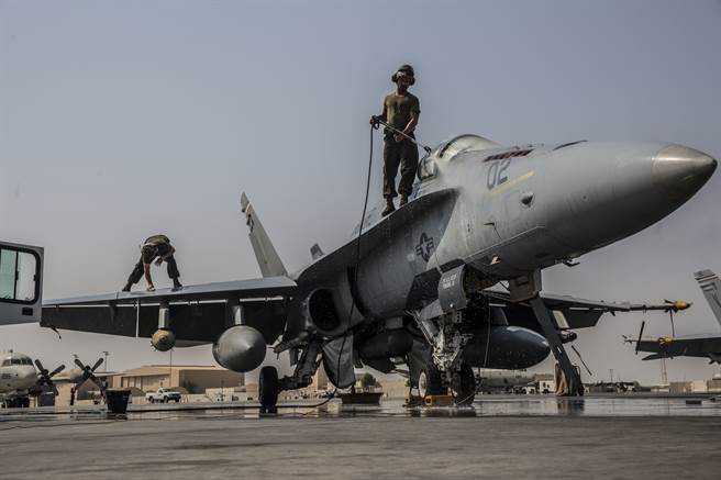 通用电气获得美海军2.2亿美元合约，为F/A-18生产发动机。图为美陆战队F/A-18。(图/DVIDS)