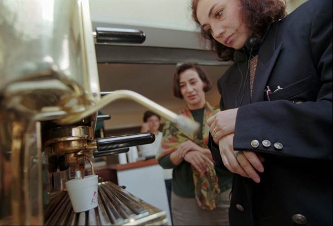 哈佛大学发现，每天喝2到3杯甚至4杯的大肠直肠癌患者活得更久，恶化速度也减缓。(图/美联社)