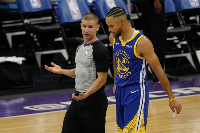 柯瑞虽在耶诞大战成为勇士队史得分第2高的球员，却一点也没法开心。(美联社)