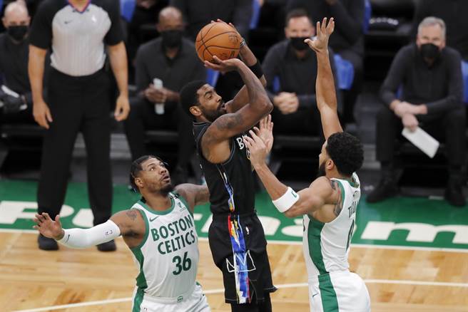 篮网后卫厄文(中)26日贡献全场最高37分。(美联社)