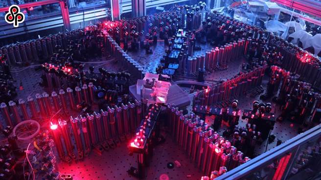 大陆专家指鼓吹「科技冷战」，格调太低。2020年12月4日中国科学技术大学研究团队与合作者成功构建了76个光子的量子计算原型机「九章」，图为光量子干涉实物图。（中新社）