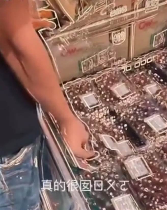 屁孩又闹家乐福，偷偷戳破水果的外包装、偷喝饮料再放回架上。(图/翻摄自Dcard)
